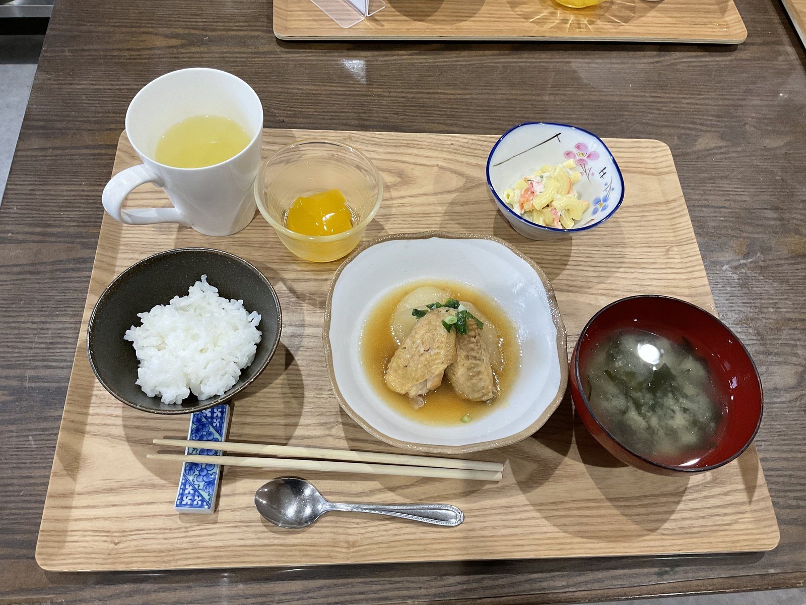 煮魚・卵焼き・サラダのお食事