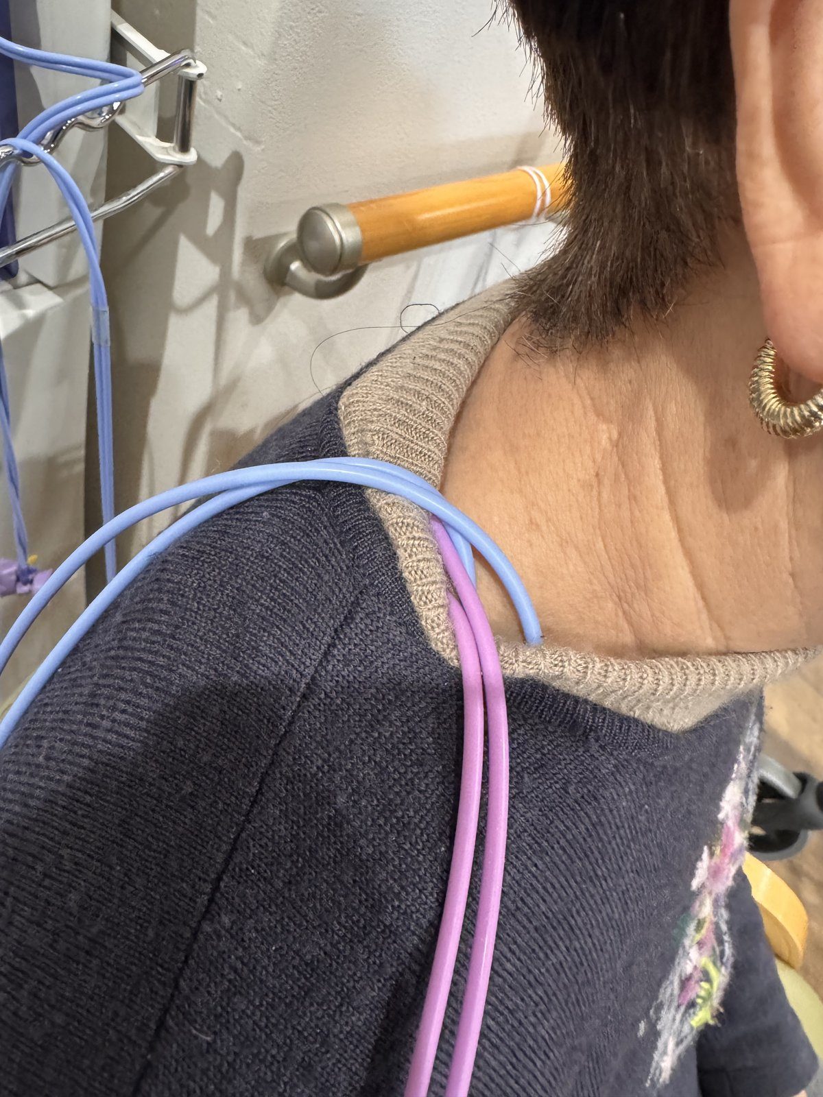首・肩への経穴（ツボ）刺激ケアの様子