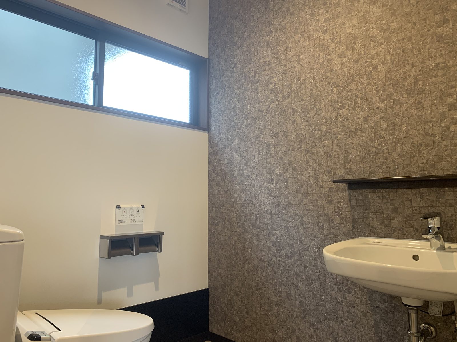 自然光が差し込むトイレと洗面台